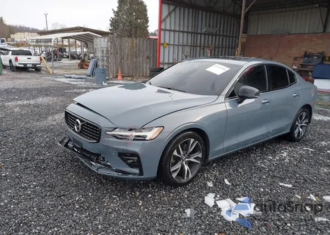 2022 Volvo S60 B5 Black Edition R-Design/B5 R-Design z USA, uszkodzony, nr VIN 7JRL12TM3NG174018